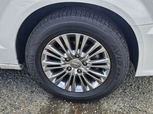 Used 2011 Chrysler Town & Country Limited FWD image 9