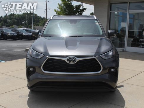 Used 2022 Toyota Highlander XLE AWD/4WD image 9