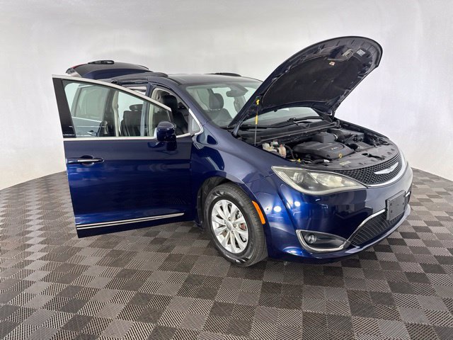 Used 2017 Chrysler Pacifica Touring-L FWD image 14