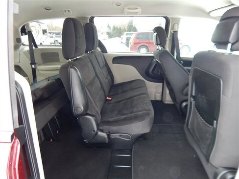 Used 2018 Dodge Grand Caravan SE w/ UConnect Hands-Free Group image 17