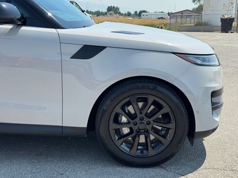 Used 2025 Land Rover Range Rover Sport SE AWD/4WD image 3