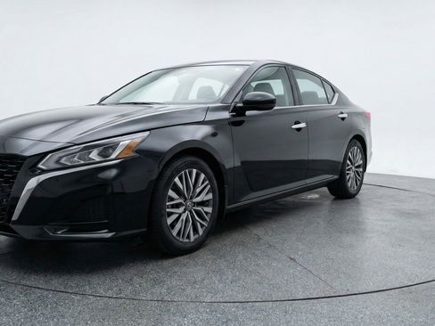 Used 2025 Nissan Altima 2.5 SV FWD image 3