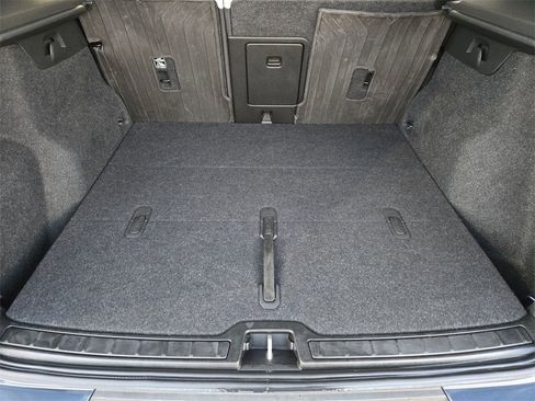 Used 2022 Volvo XC40 T5 Momentum w/ Premium Package image 30