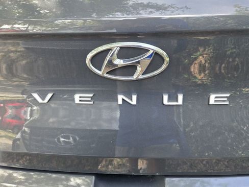 Used 2024 Hyundai Venue Limited FWD image 7