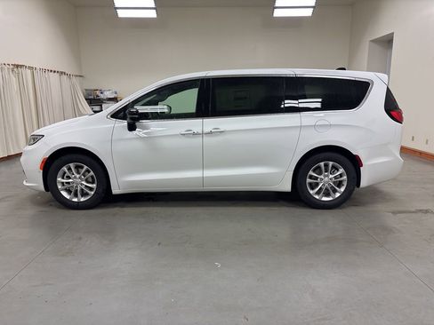 New 2026 Chrysler Pacifica Select image 5