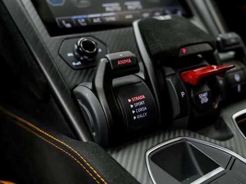 Used 2023 Lamborghini Urus Performante AWD/4WD image 30