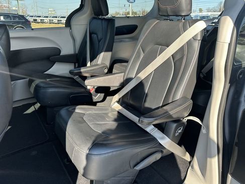 Used 2020 Chrysler Pacifica Touring-L image 27