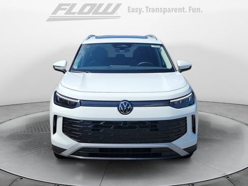 New 2026 Volkswagen Tiguan SE FWD image 2