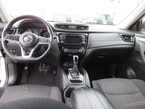 Used 2018 Nissan Rogue SV image 12