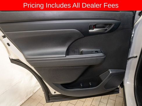 Used 2024 Toyota Highlander XSE FWD image 12