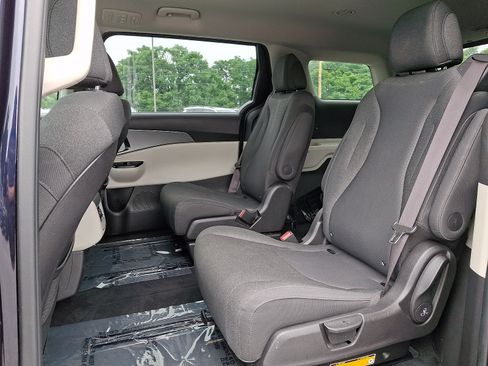 Used 2023 Kia Carnival LX FWD image 10