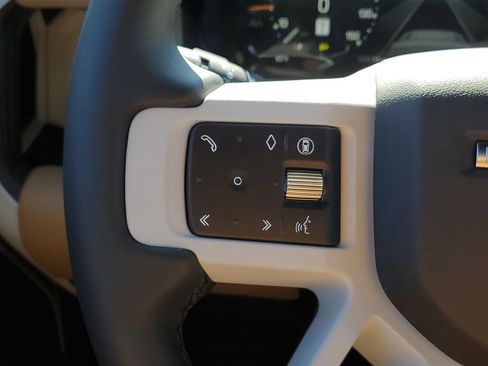 New 2026 Land Rover Defender 110 X-Dynamic SE image 18