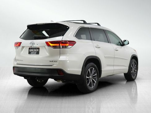 Used 2017 Toyota Highlander XLE w/ Protection Package #3 AWD/4WD image 5