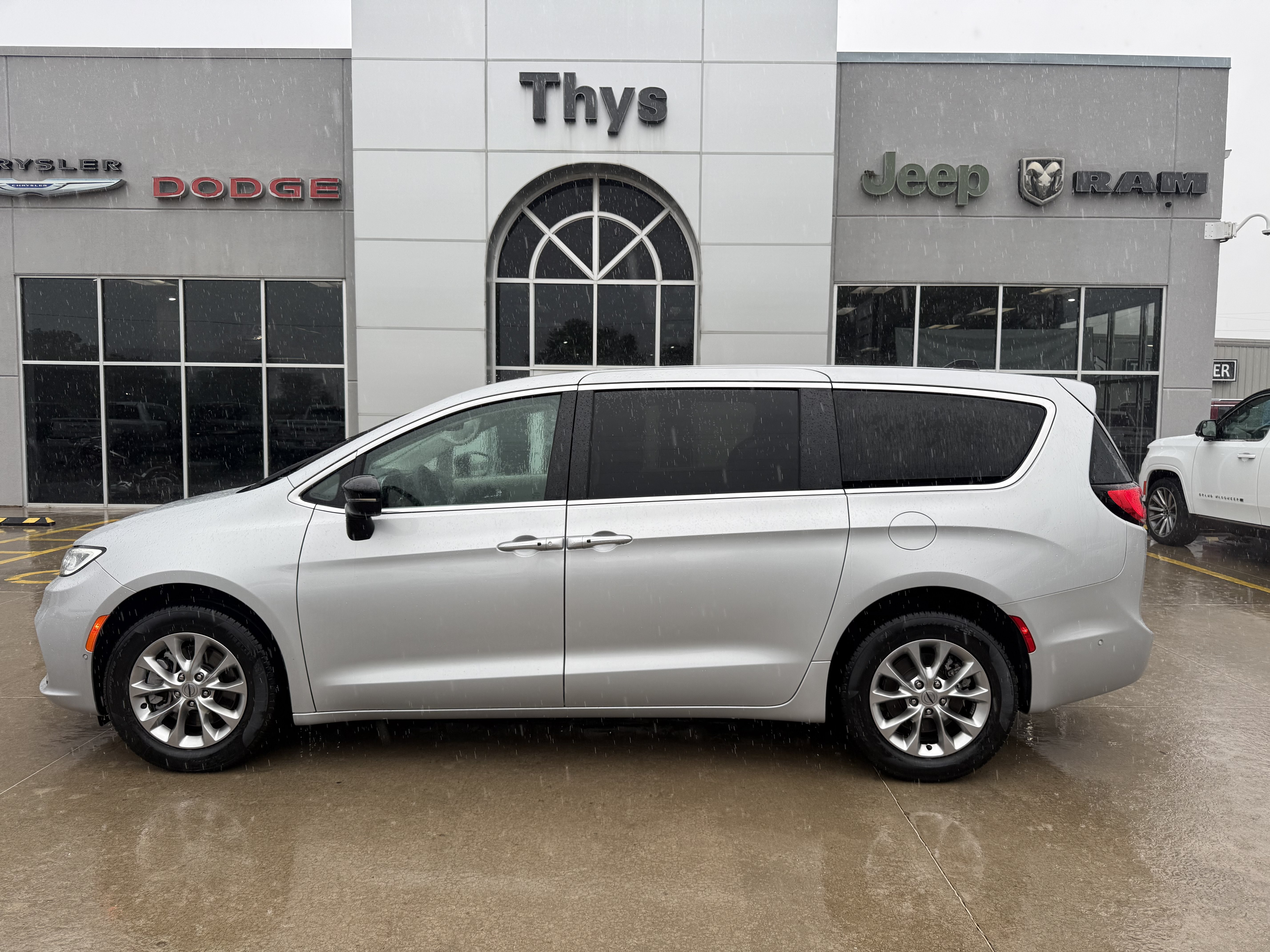 Used 2024 Chrysler Pacifica Touring-L w/ Uconnect Theater Family Group AWD/4WD image 31