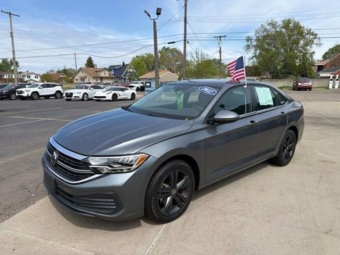 Used 2022 Volkswagen Jetta SE w/ Panoramic Sunroof Package FWD image 4