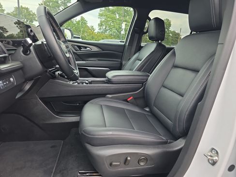 Used 2026 Chevrolet Traverse LT FWD image 10