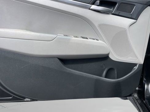 Used 2020 Hyundai Elantra SE FWD image 14