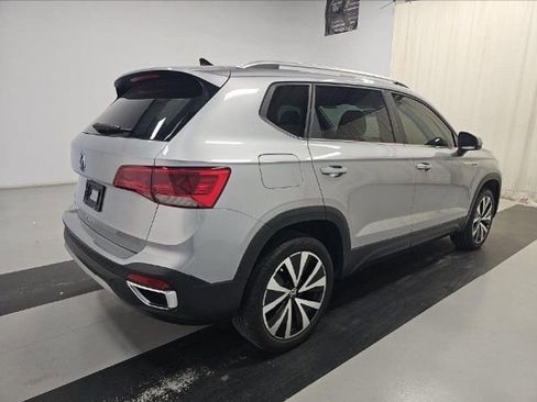 Used 2022 Volkswagen Taos SE image 3