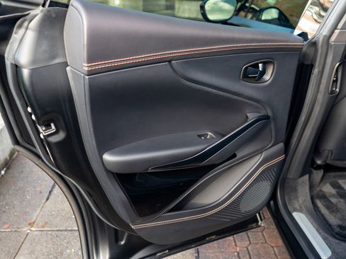 Used 2022 Aston Martin DBX image 32