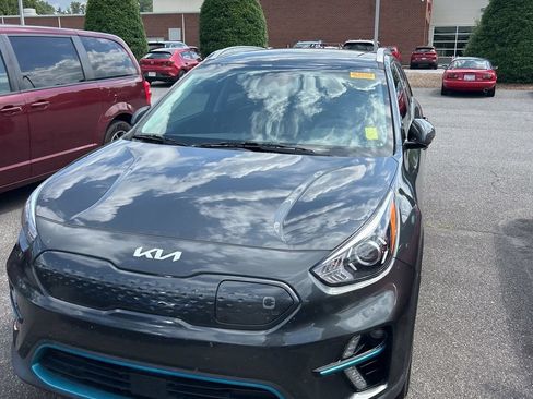 Certified 2022 Kia Niro EX FWD image 2