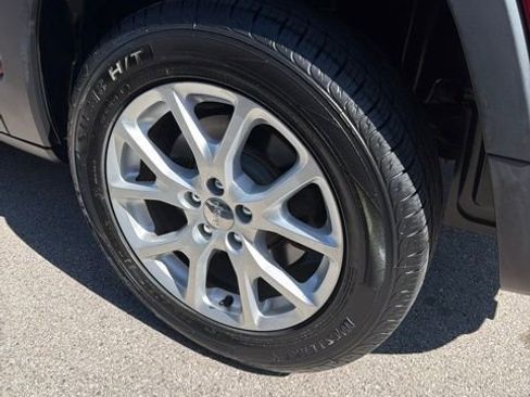Used 2014 Jeep Cherokee Latitude w/ Comfort/Convenience Group FWD image 8