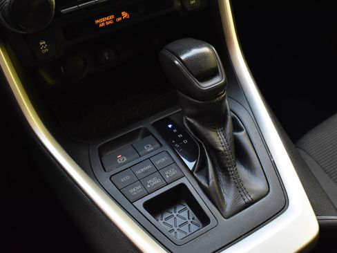 Used 2021 Toyota RAV4 LE AWD/4WD image 36