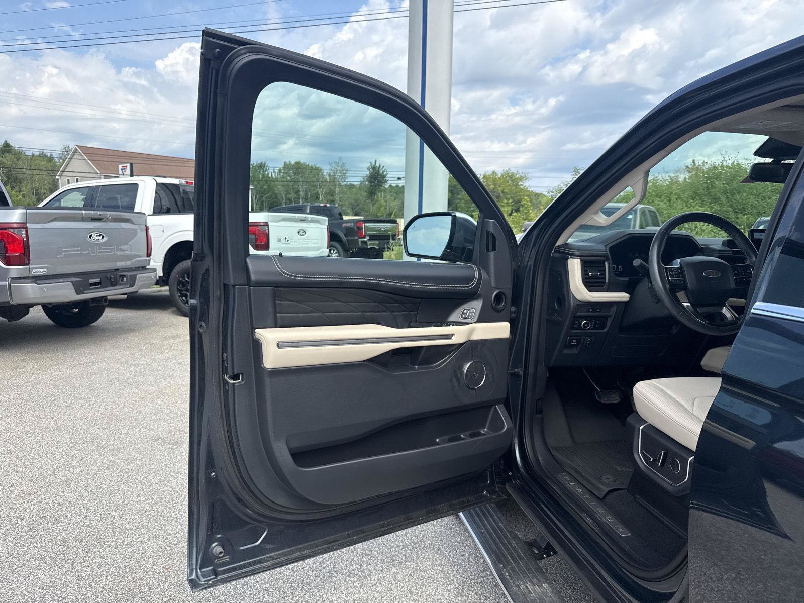 Used 2024 Ford Expedition Platinum AWD/4WD image 13