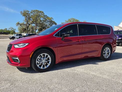 New 2026 Chrysler Pacifica Limited FWD image 3