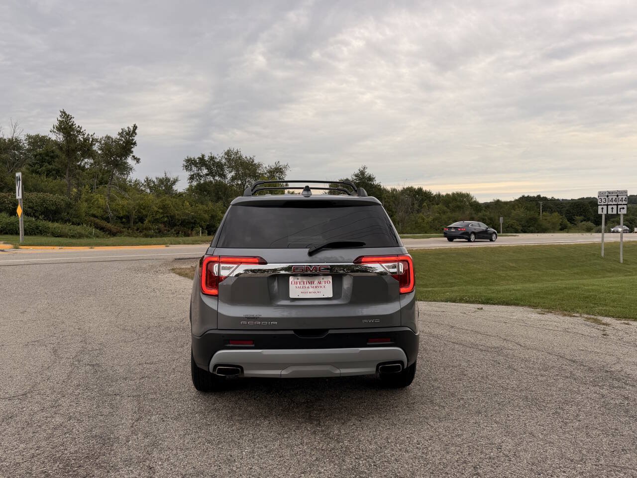 Used 2021 GMC Acadia SLE w/ Driver Convenience Package AWD/4WD image 4