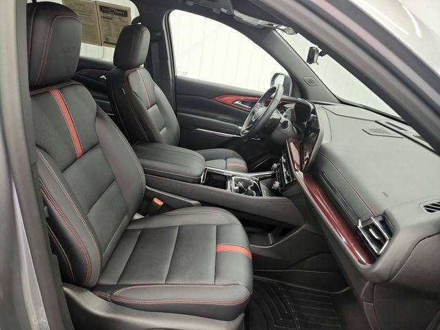 Used 2025 Chevrolet Traverse RS FWD image 32