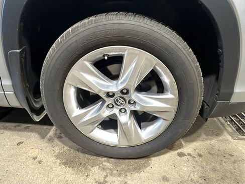 Used 2017 Toyota Highlander Limited AWD/4WD image 9
