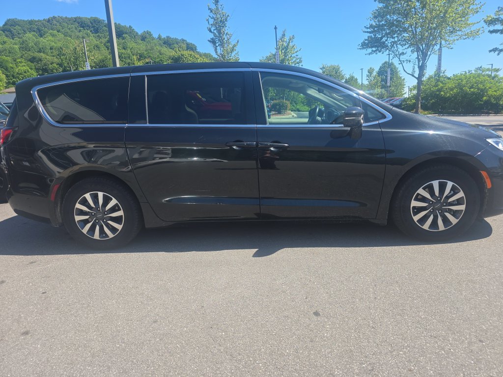 Used 2022 Chrysler Pacifica Touring-L FWD image 2