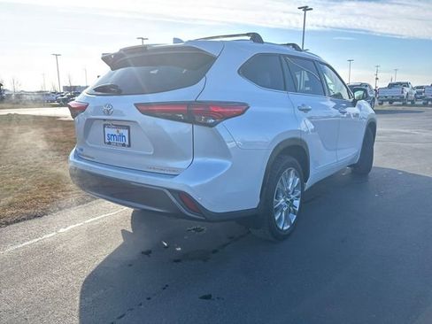 Used 2023 Toyota Highlander Limited image 3