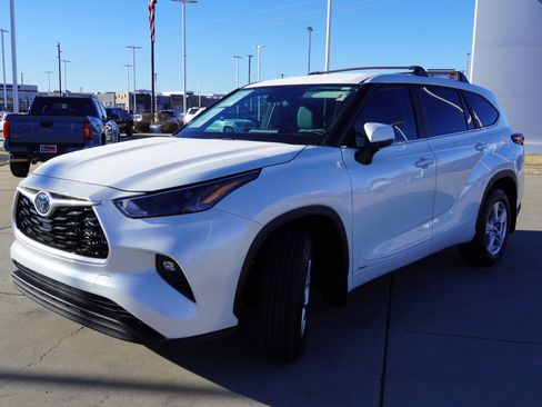 Certified 2023 Toyota Highlander LE image 4