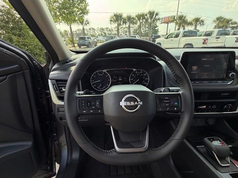 Used 2025 Nissan Rogue SV FWD image 14