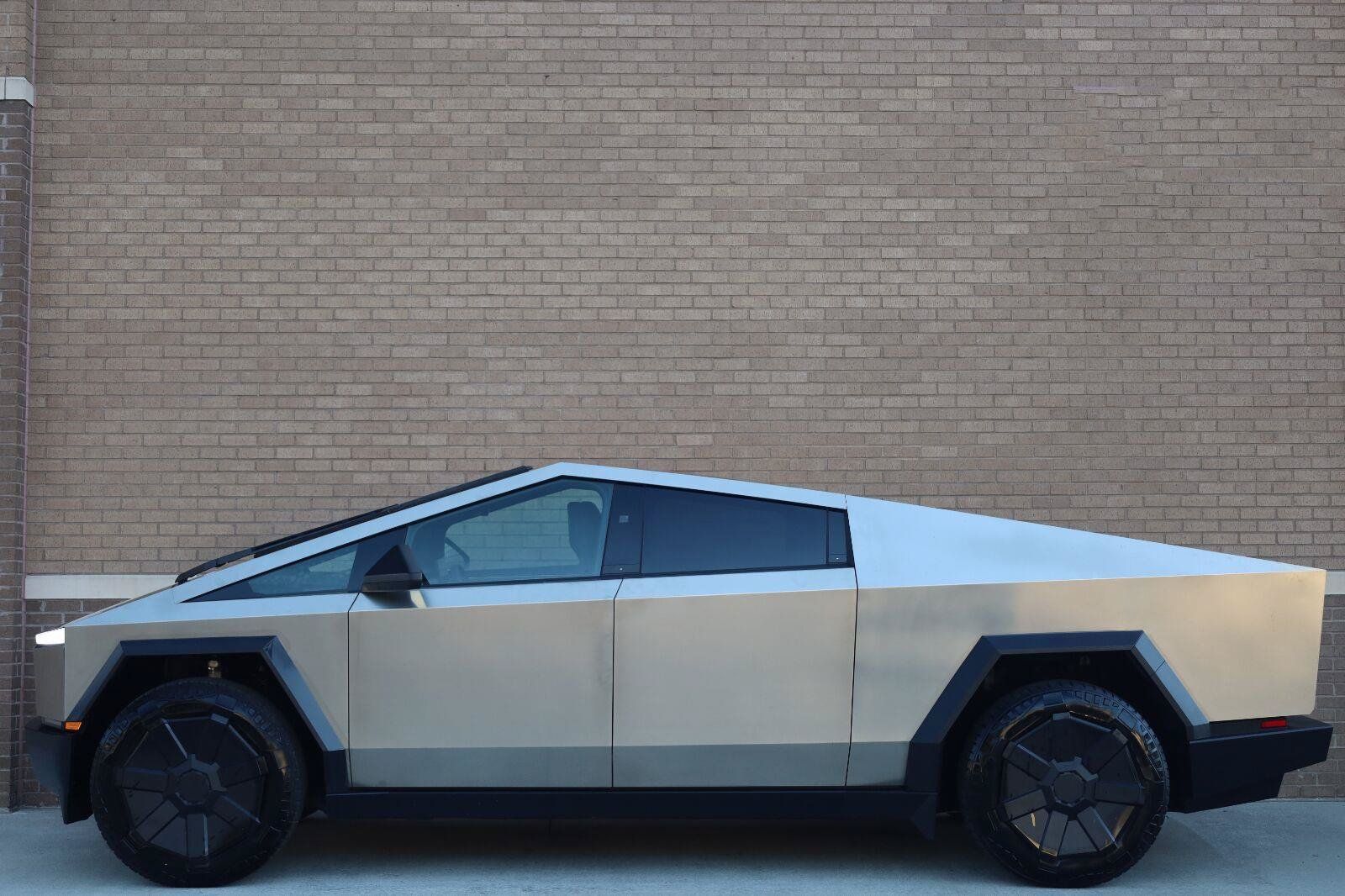 Used 2025 Tesla Cybertruck 2WD Crew Cab image 2