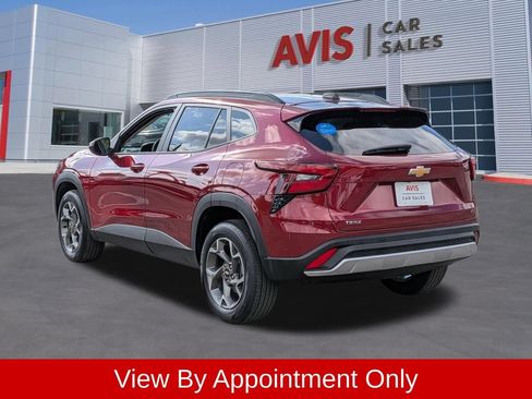 Used 2025 Chevrolet Trax LT w/ LT Convenience Package FWD image 9