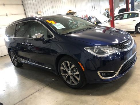 Used 2018 Chrysler Pacifica Limited w/ Tire & Wheel Group FWD image 5