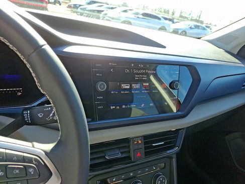 Used 2022 Volkswagen Taos SE w/ Panoramic Sunroof Package AWD/4WD image 17
