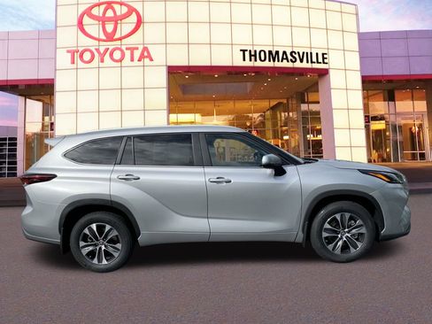 New 2024 Toyota Highlander XLE FWD image 4