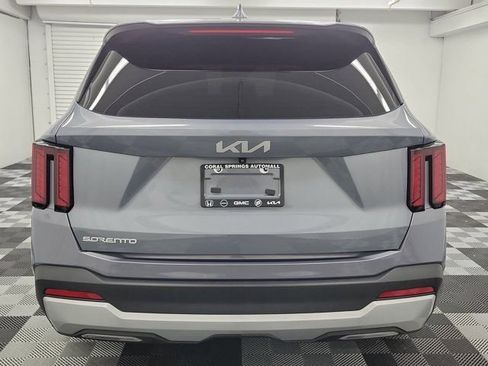 Certified 2024 Kia Sorento LX FWD image 5