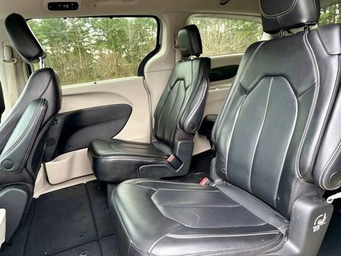 Used 2023 Chrysler Pacifica Touring-L image 28