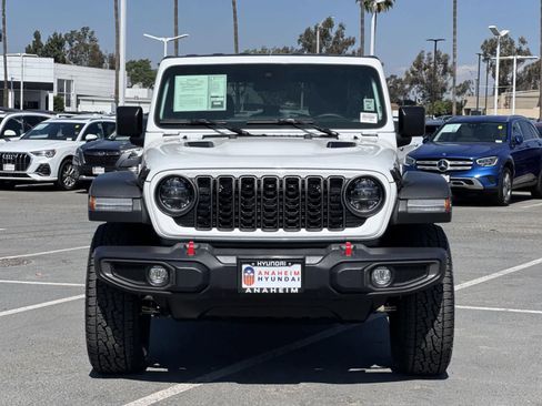 Used 2024 Jeep Wrangler Unlimited Rubicon image 2