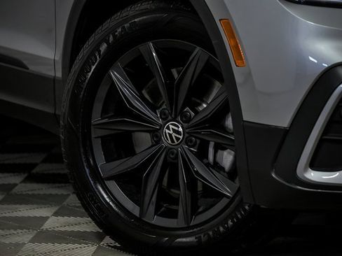 Certified 2024 Volkswagen Tiguan SE image 3