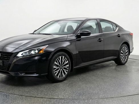 Used 2025 Nissan Altima 2.5 SV image 3