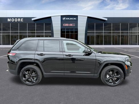 Used 2025 Jeep Grand Cherokee Limited w/ Black Appearance Package AWD/4WD image 2
