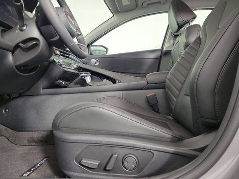 New 2025 Hyundai Elantra Limited image 25