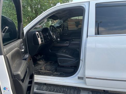 Used 2017 GMC Sierra 2500 Denali w/ Suspension Package, Off-Road AWD/4WD image 6