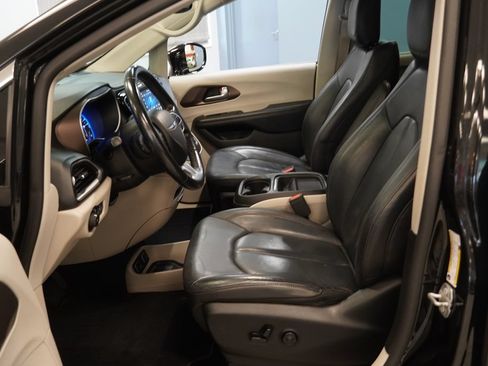 Used 2019 Chrysler Pacifica Touring-L FWD image 4