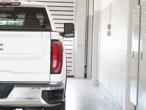Used 2023 GMC Sierra 2500 SLT w/ SLT Preferred Package AWD/4WD image 10